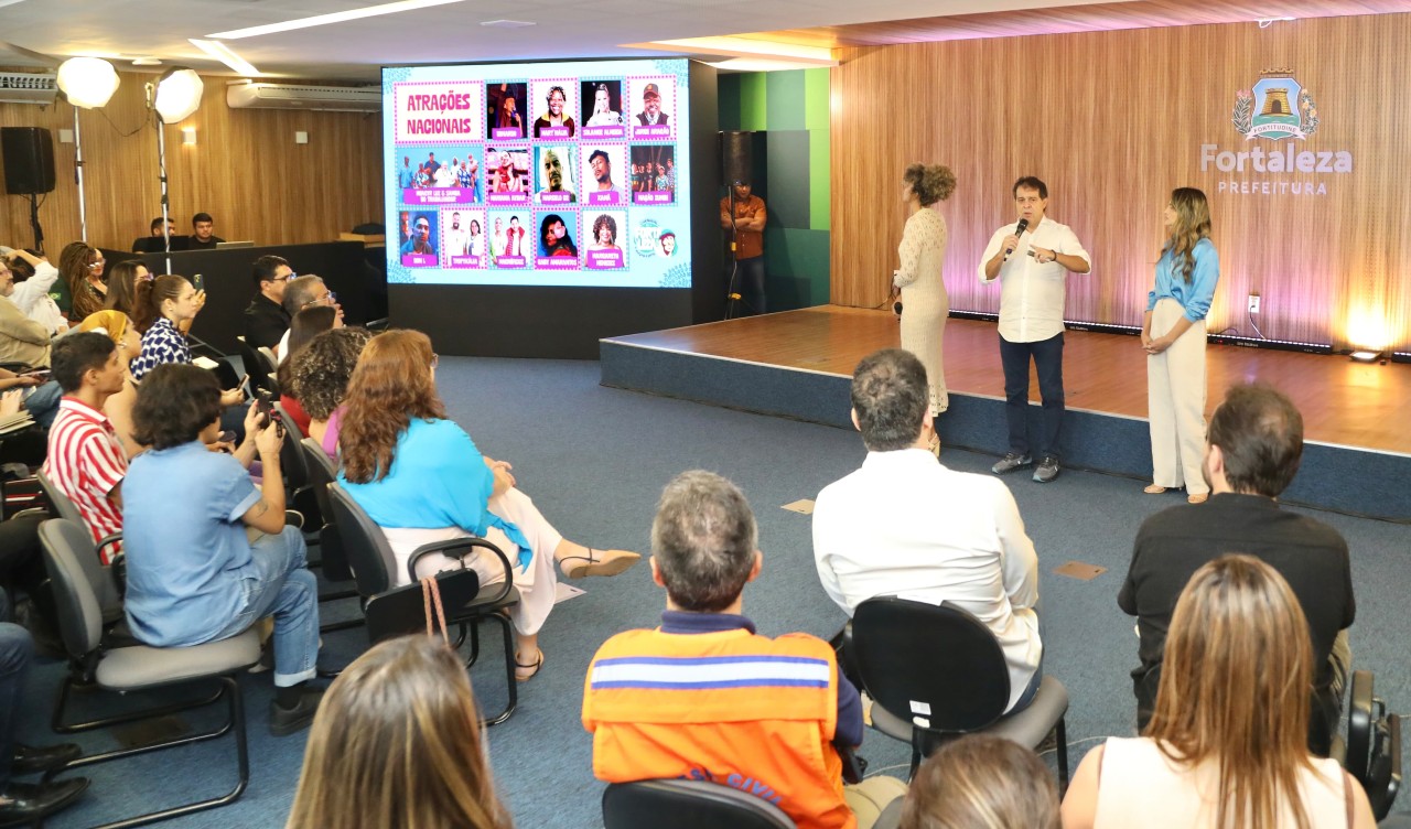 prefeito evandro e secretárias helena e denise no auditório do paço